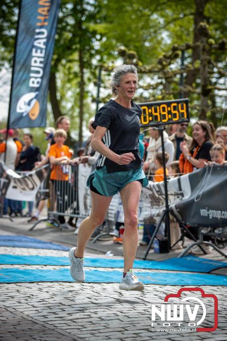 Volle terrassen, bruisende kleedjesmarkt en sportieve Wallenloop: Elburg leeft tijdens koningsdag! - &copy; NWVFoto.nl